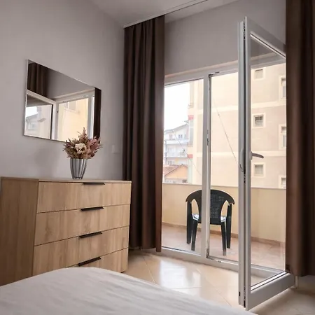 Dahlila's Near Ohrid Appartement *